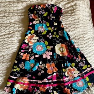 Strapless summery dress with ribbon details